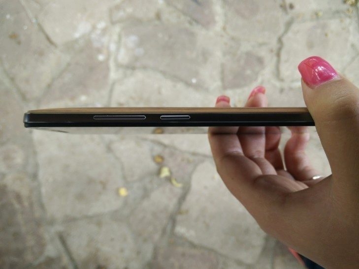OnePlus 2 - Pravá boční strana telefonu, tlačítka pro ovládání hlasitosti, klávesa zámku