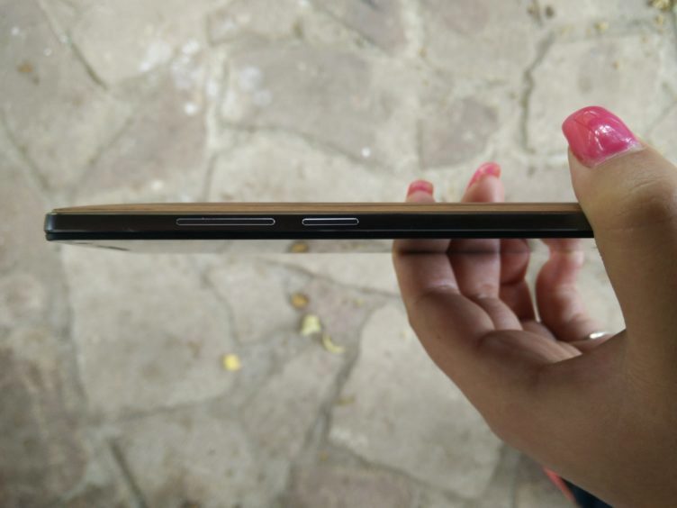 OnePlus 2 - Pravá boční strana telefonu, tlačítka pro ovládání hlasitosti, klávesa zámku