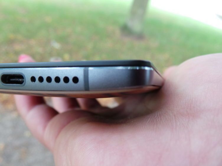 OnePlus 2 - Spodní strana, konektor USB typu C, hlasitý reproduktor