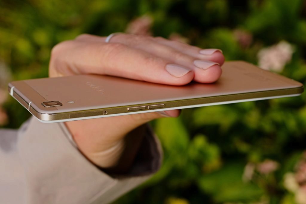 Oppo R7 bok