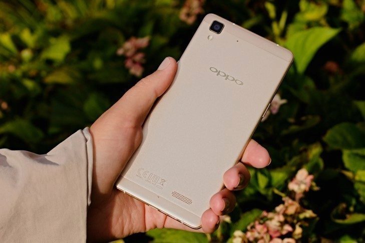 Oppo R7 záda