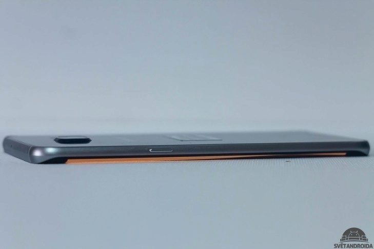 Samsung Galaxy S6 Edge Plus - pohled z boku světelné oznámení
