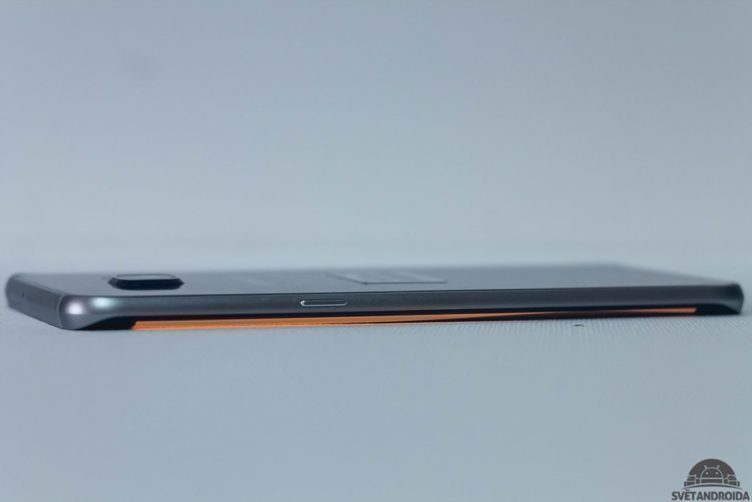 Samsung Galaxy S6 Edge Plus - pohled z boku světelné oznámení Samsung Galaxy S6 Edge Plus - pohled z boku světelné oznámení