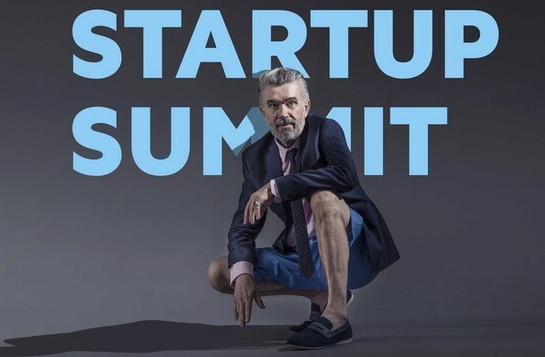 Startup Summit klečící