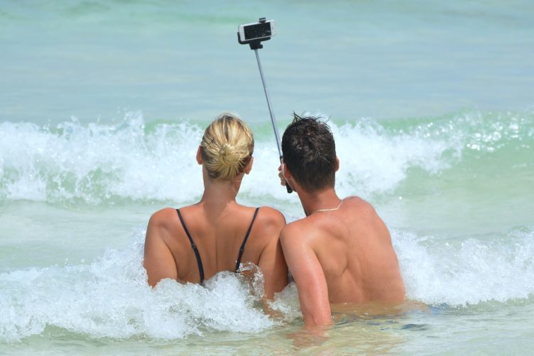 Na některých místech již zakázali selfie tyče