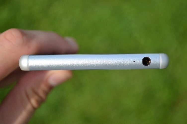 3,5mm jack pro připojení sluchátek