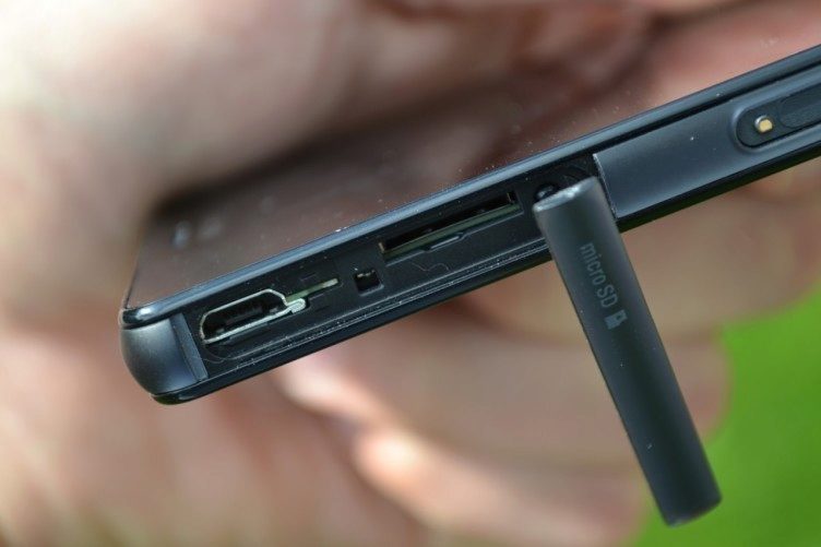 Micro USB konektor a Micro SD slot