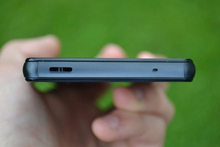 Šikovné poutko umožní telefon Sony Xperia Z3 Compact pověsit na šňůrku za krk