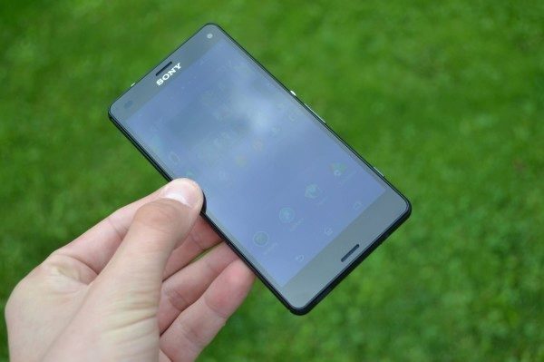 Sympatický smartphone s úzkými rámečky na bocích displeje