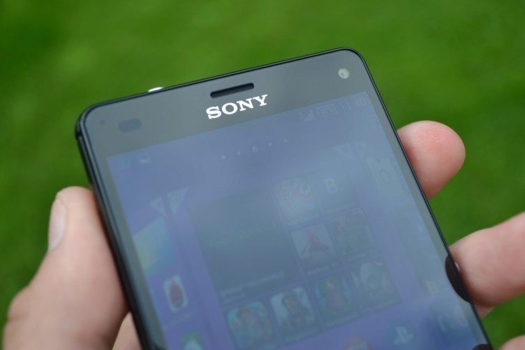 Nad displejem se standardně nacházejí také senzory, reproduktor, notifikační LED dioda a čočka fotoaparátu Nad displejem se standardně nacházejí také senzory, reproduktor, notifikační LED dioda a čočka fotoaparátu