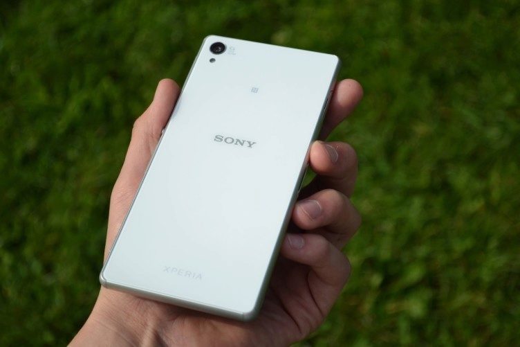Sony Xperia Z3 - záda telefonu (3)
