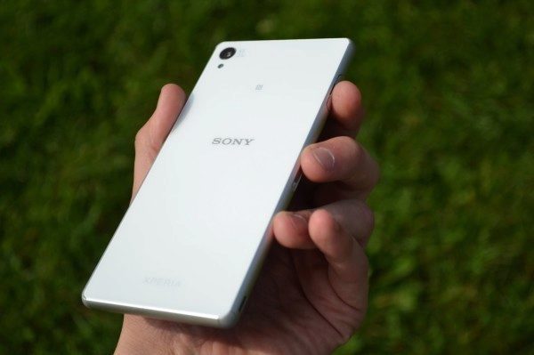 Sony Xperia Z3 - záda telefonu (5)