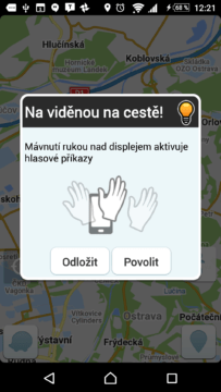 Mávnutí rukou nad displejem při spuštěné Waze aktivuje hlasové příkazy