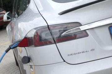 Tesla aktualizována: Zaparkuje do garáže (nebo vás vyzvedne v práci)
