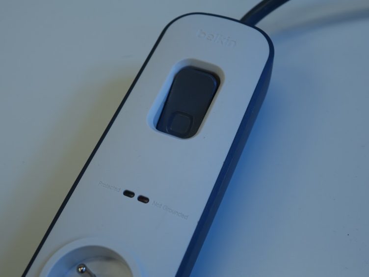Belkin SurgeStrip - Konstrukce, hlavní vypínač Belkin SurgeStrip - Konstrukce, hlavní vypínač