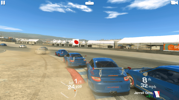 Real Racing 3 byl hratelný, ale do plynulého hraní chybí hodně