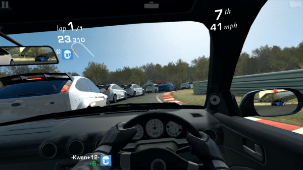 Závodní titul Real Racing 3 byl sice hratelný, nízký počet FPS ovšem velmi nepříjemný