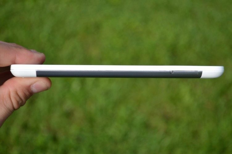 Pravá strana telefonu a slot pro Micro SIM kartu