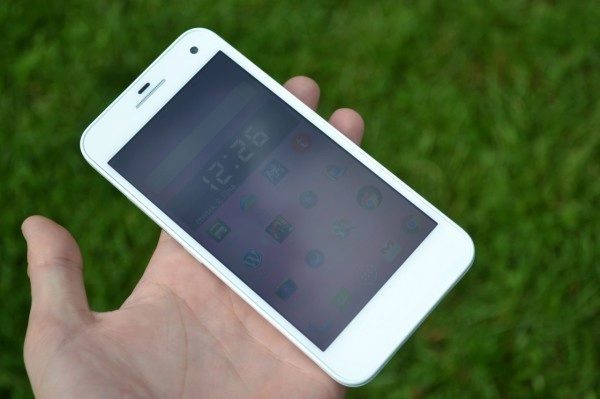 Do redakce nám dorazila bílá varianta telefonu. Na první pohled ničím nezaujme