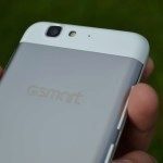 GSmart Guru G1 –  zadní strana telefonu, objektiv fotoaparátu (2)