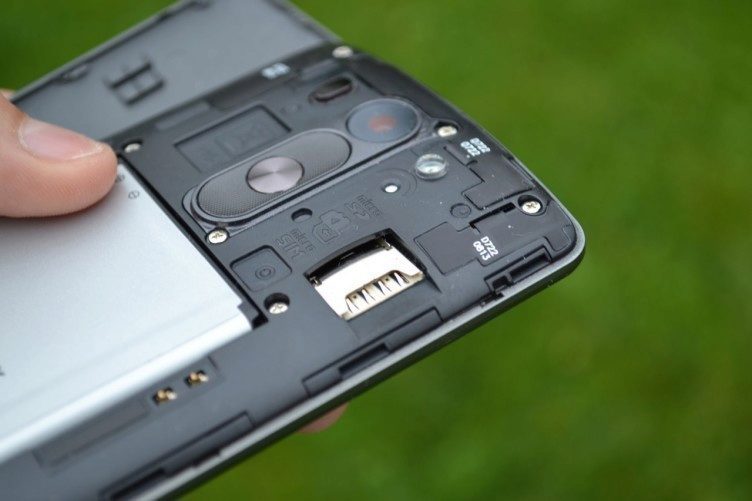 Slot pro MicroSIM a MicroSD karty