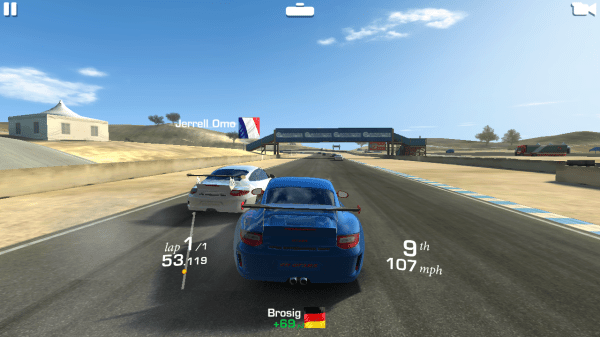 V Real Racing 3 bylo sice patrné snížení grafických detalů, ale hra běžela plynule