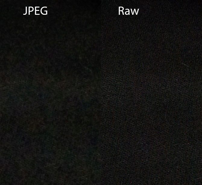 Vlevo snímek textury ve formátu JPEG, vpravo ve formátu RAW