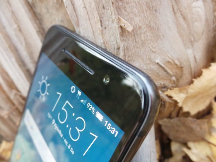 HTC One A9 - Displej, sluchátko, přední fotoaparát