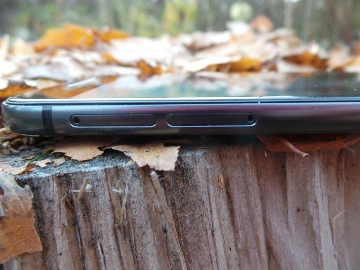 HTC One A9 - konstrukce, sloty karet