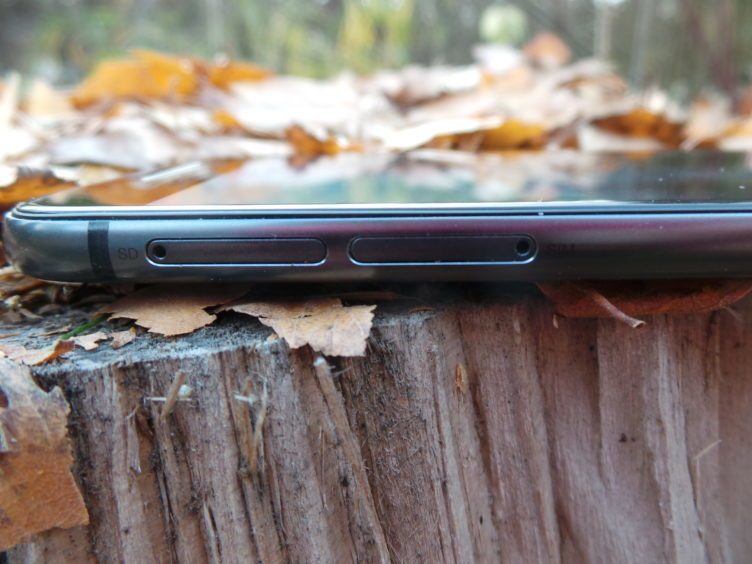 HTC One A9 - konstrukce, sloty karet HTC One A9 - konstrukce, sloty karet