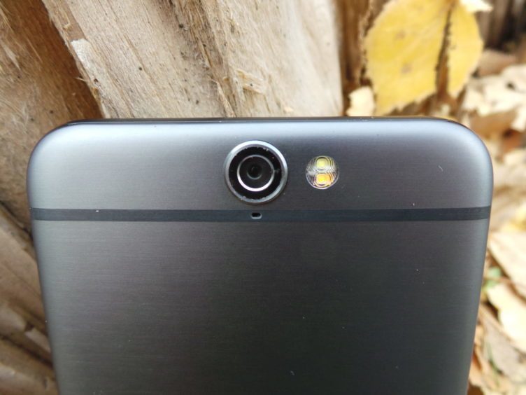 HTC One A9 - konstrukce, čočka fotoaparátu, dual LED dioda HTC One A9 - konstrukce, čočka fotoaparátu, dual LED dioda