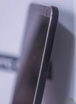 HTC One E9+ - pravý bok