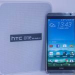 HTC One E9+ – zapředu, rozsvícený displej