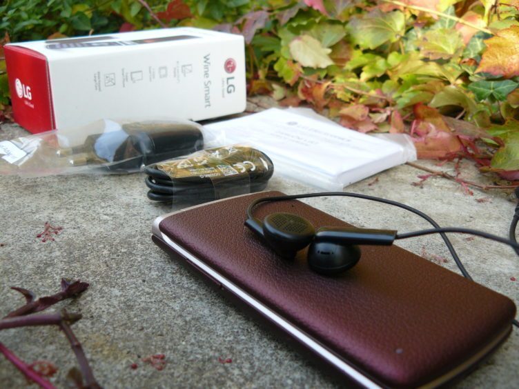 LG Wine Smart -  obsah balení sluchátka