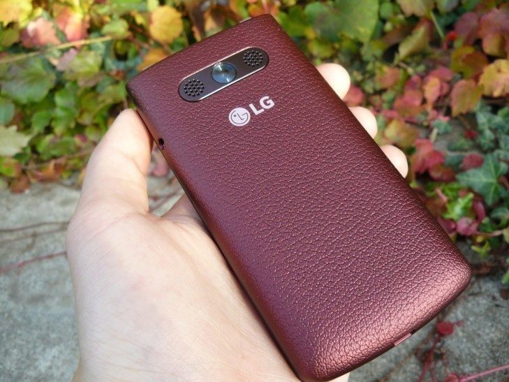 LG Wine Smart -  zadní strana v ruce