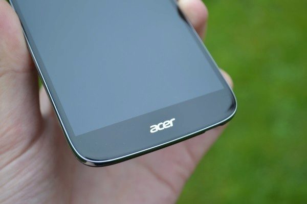 Spodní brada nabídne pouze logo Acer, tlačítka se přesunula na displej telefonu