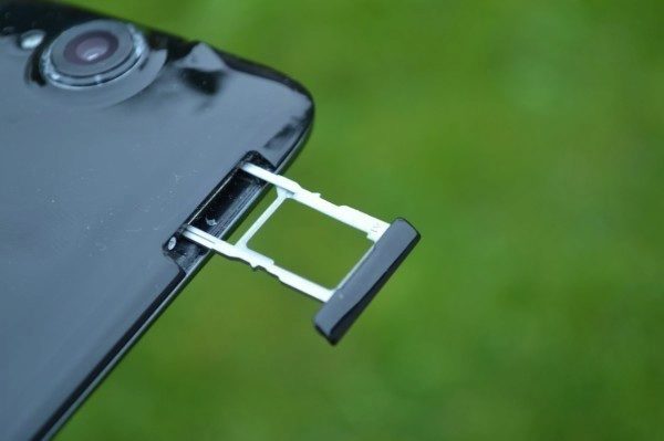 Do telefonu Acer Liquid Jade lze vsunout dvě nanoSIM, nebo jedna nanoSIM a MicroSD karta
