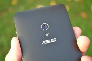 Asus Zenfone 5 - objektiv a LED (2)