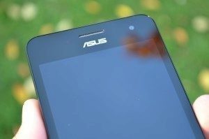 Asus Zenfone 5 - objektiv kamerky, LED, senzory a reproduktor