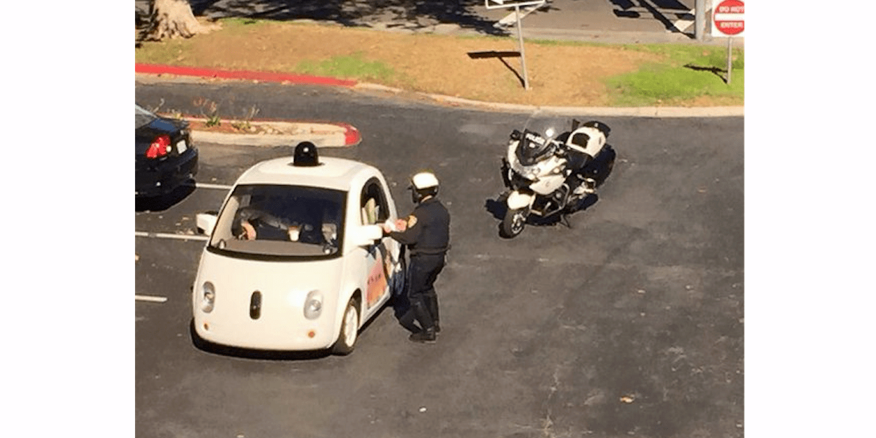 google autonomní vozidlo policista