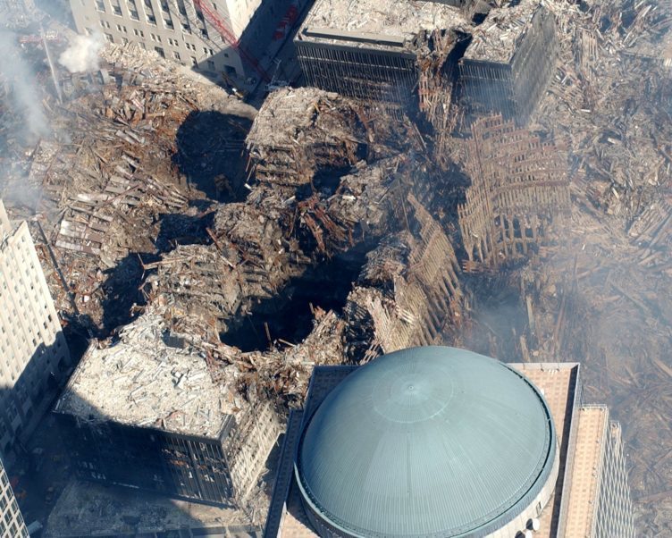 Trosky budov po teroristickém útoku 11. září 2001
