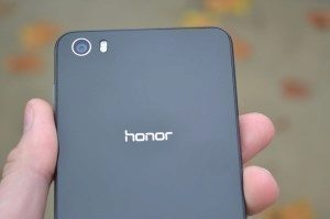 Honor 6 - objektiv zadní kamerky (2)