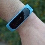 Huawei TalkBand B1 – zepředu na ruce (2)