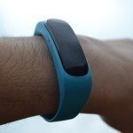 Huawei TalkBand B1 – zepředu na ruce (3)