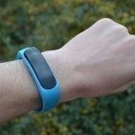 Huawei TalkBand B1 – zepředu na ruce (4)