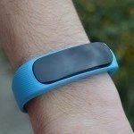 Huawei TalkBand B1 – zepředu na ruce (6)