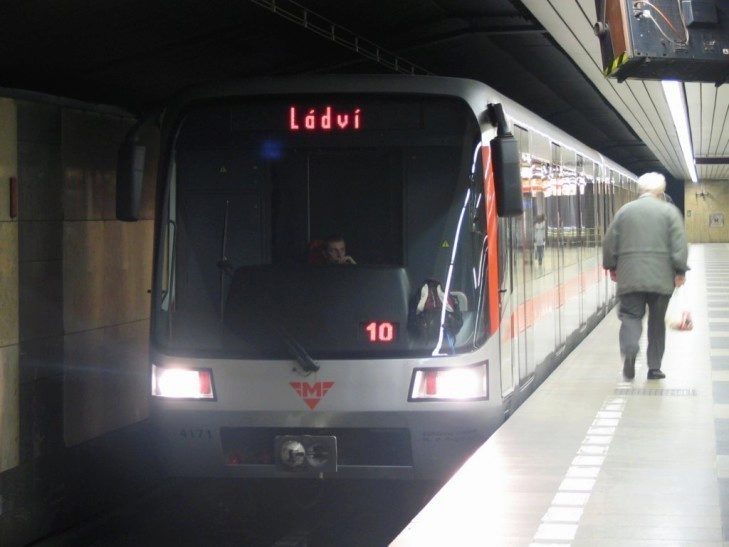 Pilotní provoz začne v tunelech pražského metra mezi stanicemi Roztyly a Muzeum