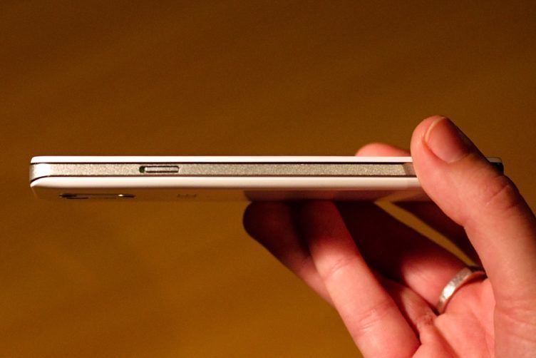 Lenovo Vibe P1m bok v ruce