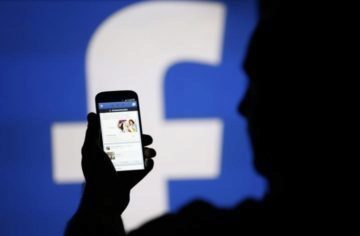Facebook testuje novou funkci, umožní prohlížet stream novinek bez internetu