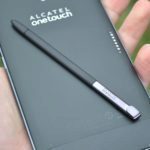 Alcatel One Touch Hero 2 – stylus na zádech (2)